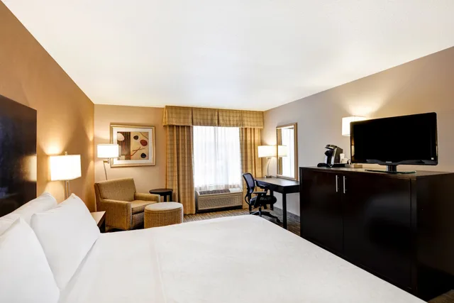 غرفة قياسية بسرير كينج، Holiday Inn Express Hotel and Suites Milwaukee-New Berlin 2/7