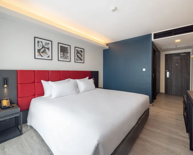 غرفة قياسية بسرير كينج بإطلالة على المسبح، Travelodge Phuket Town 2/7