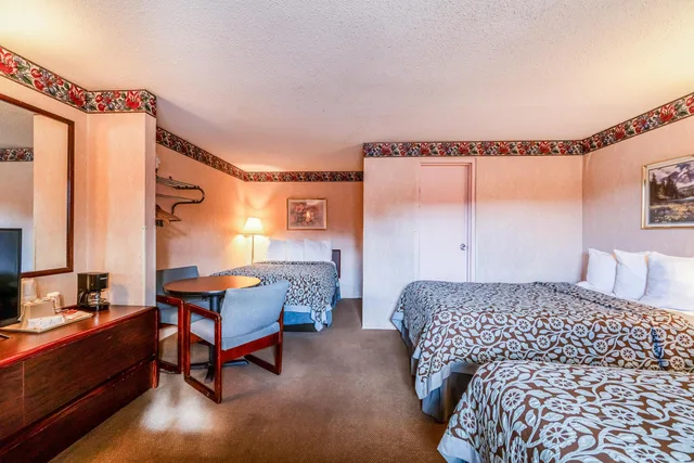 غرفة بسرير كينج وسرير مزدوج للمدخنين، Ozark Junction Inn 7/8
