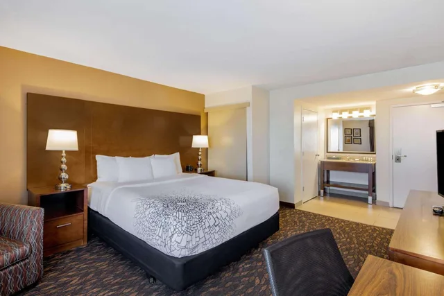 غرفة ديلوكس بسرير كينج، La Quinta Inn & Suites by Wyndham Oakland - Hayward 2/5