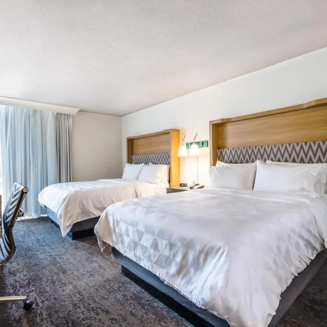 Standard, Queen Bed, Pool Access، Holiday Inn Grand Haven-Spring Lake, an IHG Hotel 1/7