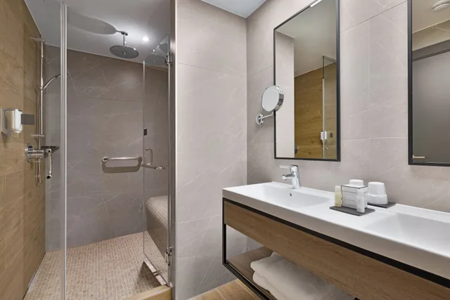 Family, Twin Beds, No Window, Sofa، Hotel Riu Plaza London Victoria 3/4