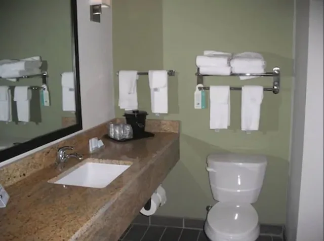 غرفة أساسية بسريرين كوين، Express Inn & Suites 6/7