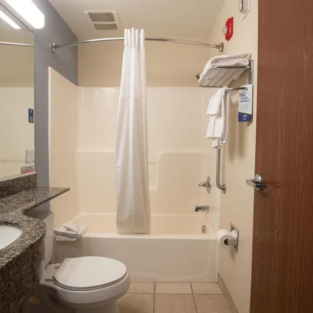 غرفة بسرير كوين بحوض استحمام لذوي الإعاقة، Microtel Inn & Suites By Wyndham Waynesburg 6/10