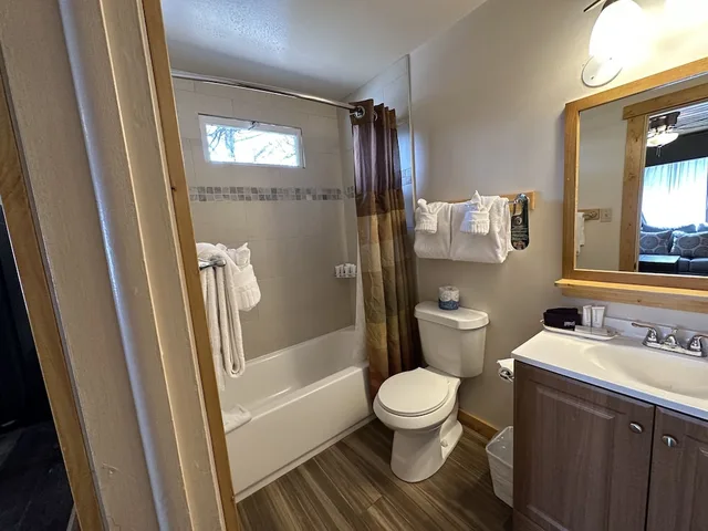 جناح عائلي بسريرين كوين مع أريكة، Estes Mountain Inn 4/4