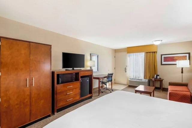 غرفة قياسية بسرير كينج لذوي الإعاقة، Best Western Cottontree Inn 2/4