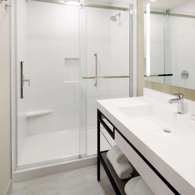 غرفة بريميوم بسرير كينج وسريرين كوين في الطابق العلوي، Hilton Garden Inn Montreal Midtown 6/8