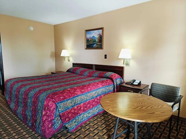 غرفة بسرير كينج للمدخنين، Victorian Inn 2/5