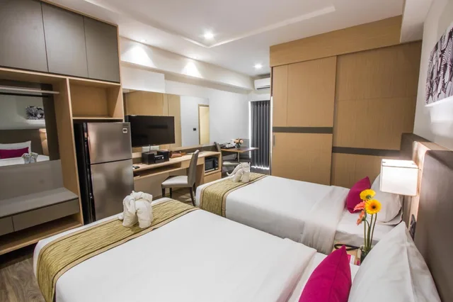 غرفة بسريرين منفصلين بشرفة، Pacific Park Hotel And Residence 1/5