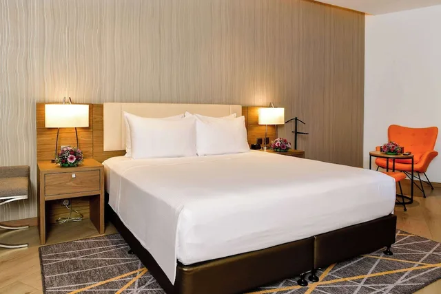 غرفة قياسية بسرير كينج مع أريكة لذوي الإعاقة، فندق كلاريون مطار جدة(Clarion Hotel Jeddah Airport) 3/10