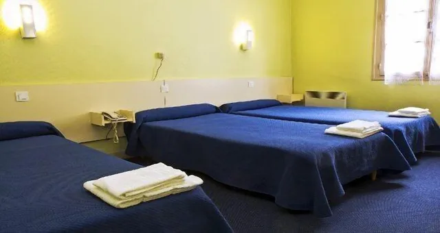 غرفة ثلاثية، Hotel Croix Des Nordistes 1/1