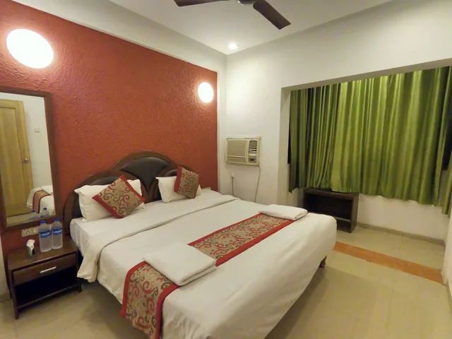 Wooden, King Bed، Hill Forest Resort 3/7