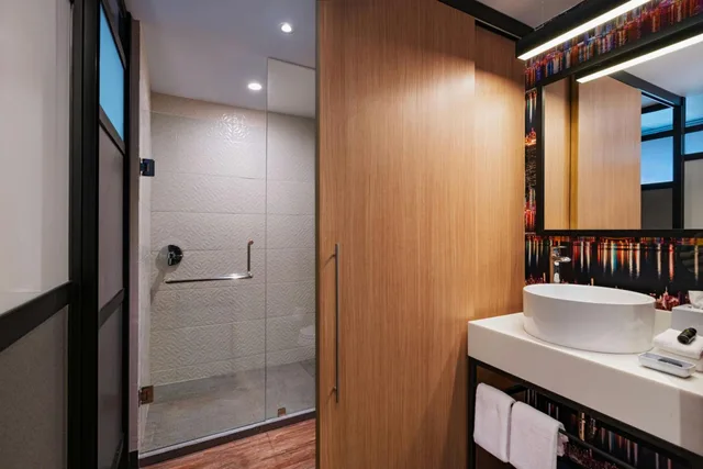 Aloft, Guest Room, King Bed، Aloft Guadalajara Sur 8/10