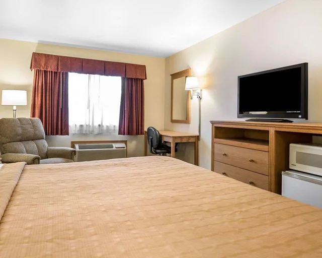 Room, King Bed, Quality Inn Mauston I-90 6/7