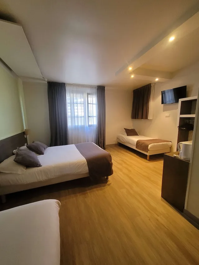 غرفة بسرير مزدوج وسريرين منفصلين، Kyriad Orange Centre 1/10