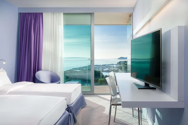 غرفة سوبيريور بإطلالة على البحر بشرفة، Radisson Blu Resort & Spa Split 9/10