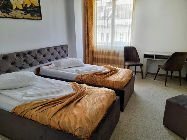 غرفة قياسية بسرير مزدوج وسريرين منفصلين، Alexis Hotel 2/2