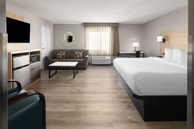 جناح ديلوكس بسرير كينج، La Quinta Inn And Suites By Wyndham Mansfield Oh 4/9