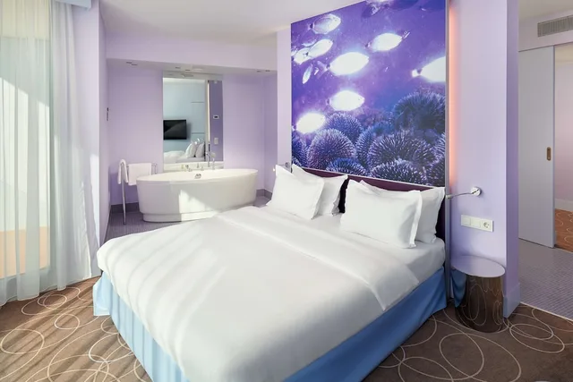 غرفة سوبيريور بإطلالة على البحر بشرفة، Radisson Blu Resort & Spa Split 3/10