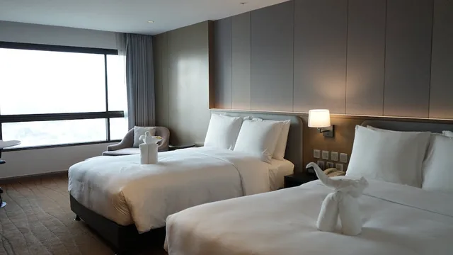 جناح غراند بسرير كينج وسريرين منفصلين بإطلالة على النهر بغرفتي نوم، Centara Riverside Hotel Chiang Mai 3/7