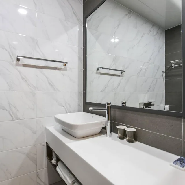جناح جونيور، Hotel Demer 9/10