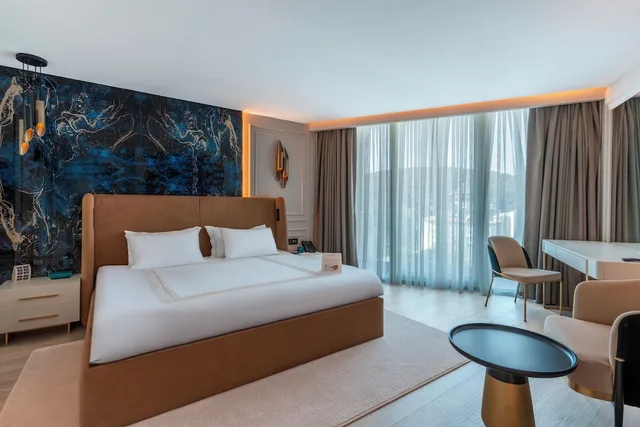 جناح جونيور بسرير كينج بإطلالة على الحديقة بشرفة، Qlusive Hotel 4/5