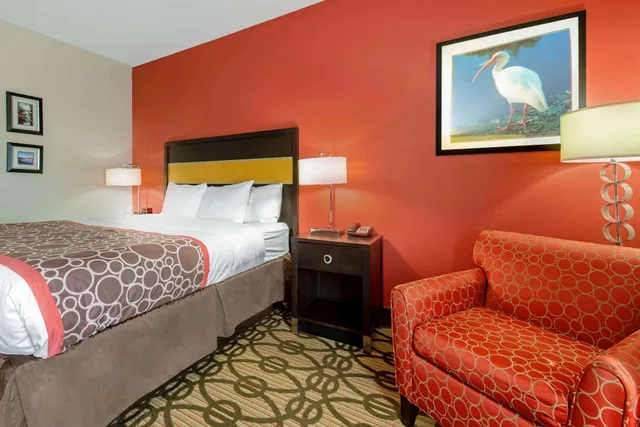 غرفة ديلوكس بسرير كينج لذوي الإعاقة، La Quinta Inn & Suites by Wyndham Leesville Ft. Polk 1/1