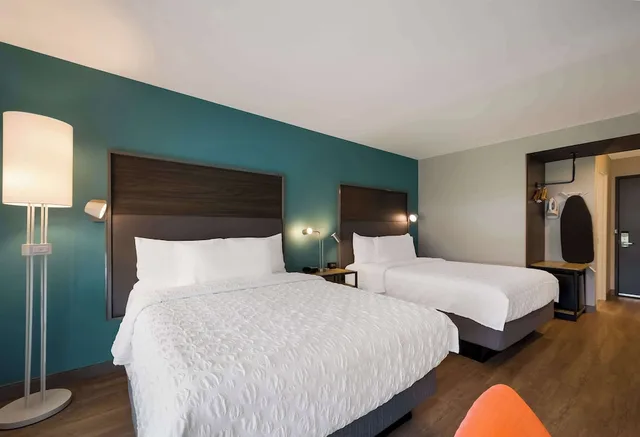 غرفة بسريرين كوين بحوض استحمام، Tru by Hilton Novi Detroit 3/3