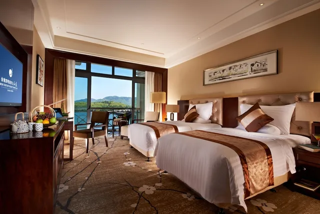 غرفة ديلوكس بسريرين منفصلين بإطلالة على البحيرة، NEW CENTURY RESORT SIMING LAKE YUYAO 1/2