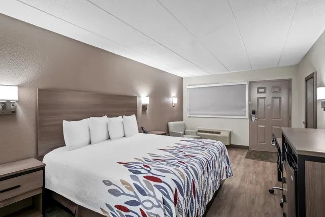 Deluxe, Queen Bed, Red Roof Inn Ann Arbor - University Of Michigan South 1/6