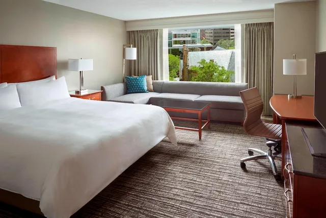 غرفة بسرير كينج، Marriott Eaton Centre Toronto 9/16