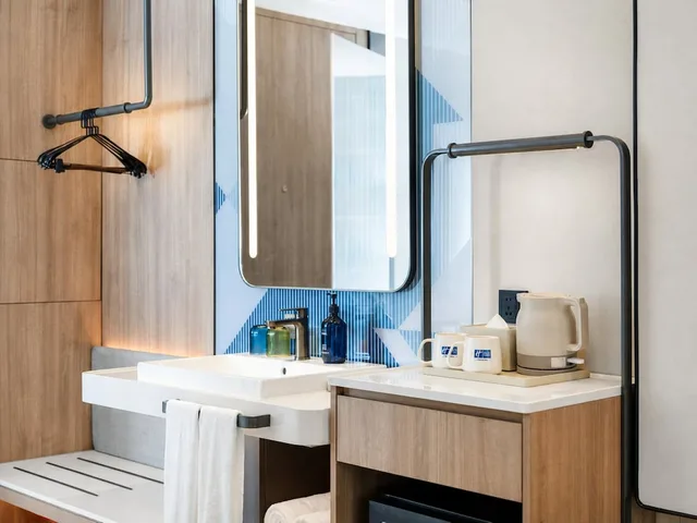 Standard, King Bed, Extra Floor Space، Holiday Inn Express Shanghai Jing An Xikang Road by IHG 8/10