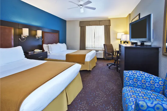 غرفة قياسية بسريرين كوين بشرفة في طابق مرتفع، HOLIDAY INN EXPRESS MACKINAW CITY 4/5