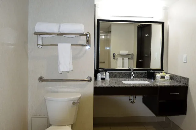 غرفة قياسية بسريرين كوين لذوي الإعاقة، Holiday Inn Express And Suites Ottawa East Orleans 7/9