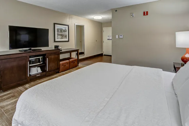 غرفة بسرير كينج لذوي الإعاقة، Hampton Inn Corinth 3/4
