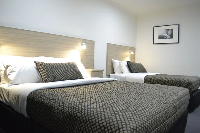 غرفة سوبيريور بسرير كوين وسرير فردي، HAMILTON LONSDALE MOTEL 4/7