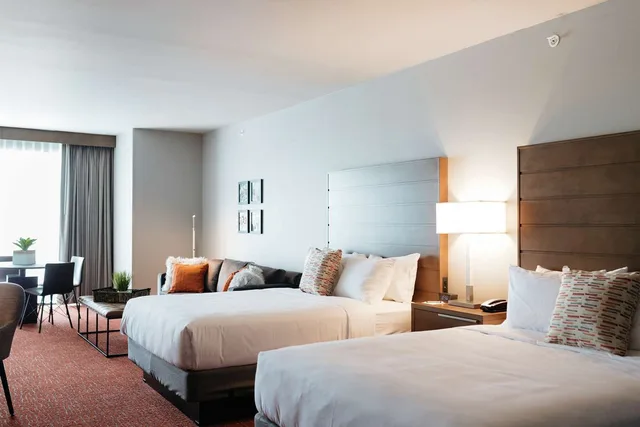 غرفة بسريرين كوين، Revel Hotel Des Moines Urbandale, Tapestry Collection by Hilton 1/3