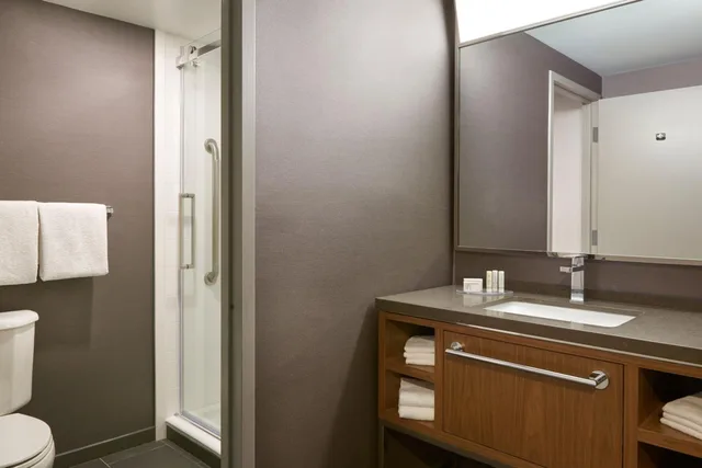 غرفة بسرير كينج وسريرين كوين، Courtyard By Marriott Toronto Markham 3/4
