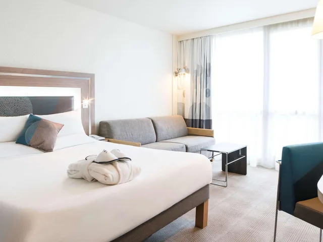 Superior, Double Bed, Golf Course View, Sofa, Balcony، Novotel Senart Golf de Greenparc 1/10