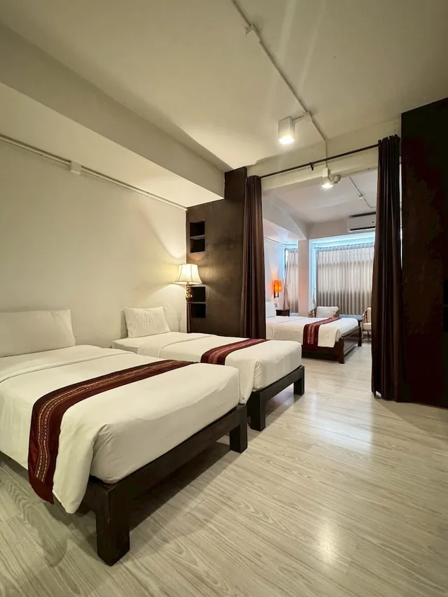 Family, Double and Twin Beds, 99 the Gallery Hotel 3/10
