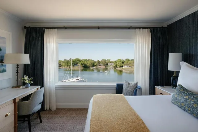 غرفة بسرير كينج بإطلالة على البحيرة، Tides Inn 2/5