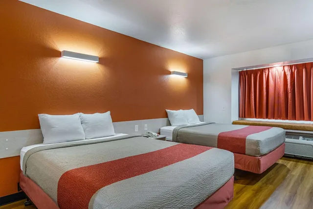 غرفة بسريرين كوين للمدخنين، Motel6 McAlester, OK 2/2