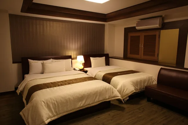غرفة ديلوكس بسرير مزدوج وسرير فردي، Hill House Hotel 1/6