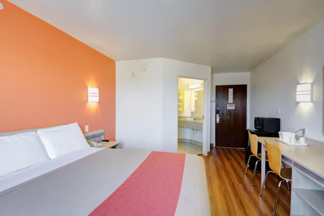غرفة بسرير كينج للمدخنين، Motel6 El Reno, OK 1/10