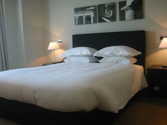جناح، The Athens Gate Hotel 2/2