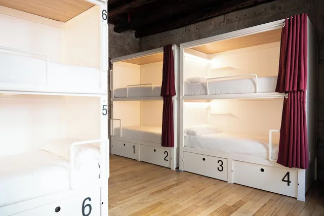 غرفة بأسرّة بطابقين بحمام خاص، Bluesock Hostels Porto 1/3
