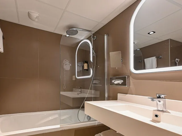 غرفة عائلية بسرير مزدوج وسريرين منفصلين، MERCURE BLOIS CENTRE 8/9