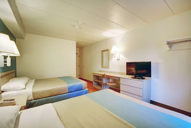 Standard, Quadruple, 2 Queen Beds, Motel6 Newport, RI 2/10