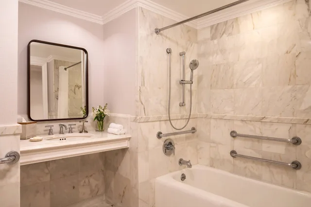 جناح تنفيذي بسرير كينج بغرفة نوم واحدة مع أريكة، The Ritz Carlton Orlando Grande Lakes 3/5
