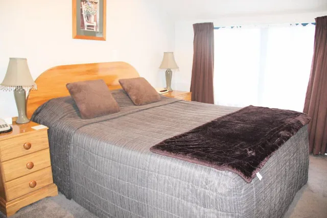 شقة بسرير كوين وسرير فردي بغرفة نوم واحدة، Bush Inn Court Motel 3/5